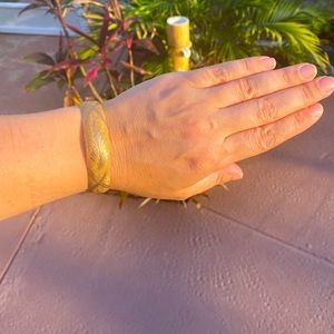 10kt stamped yellow solid gold bangle